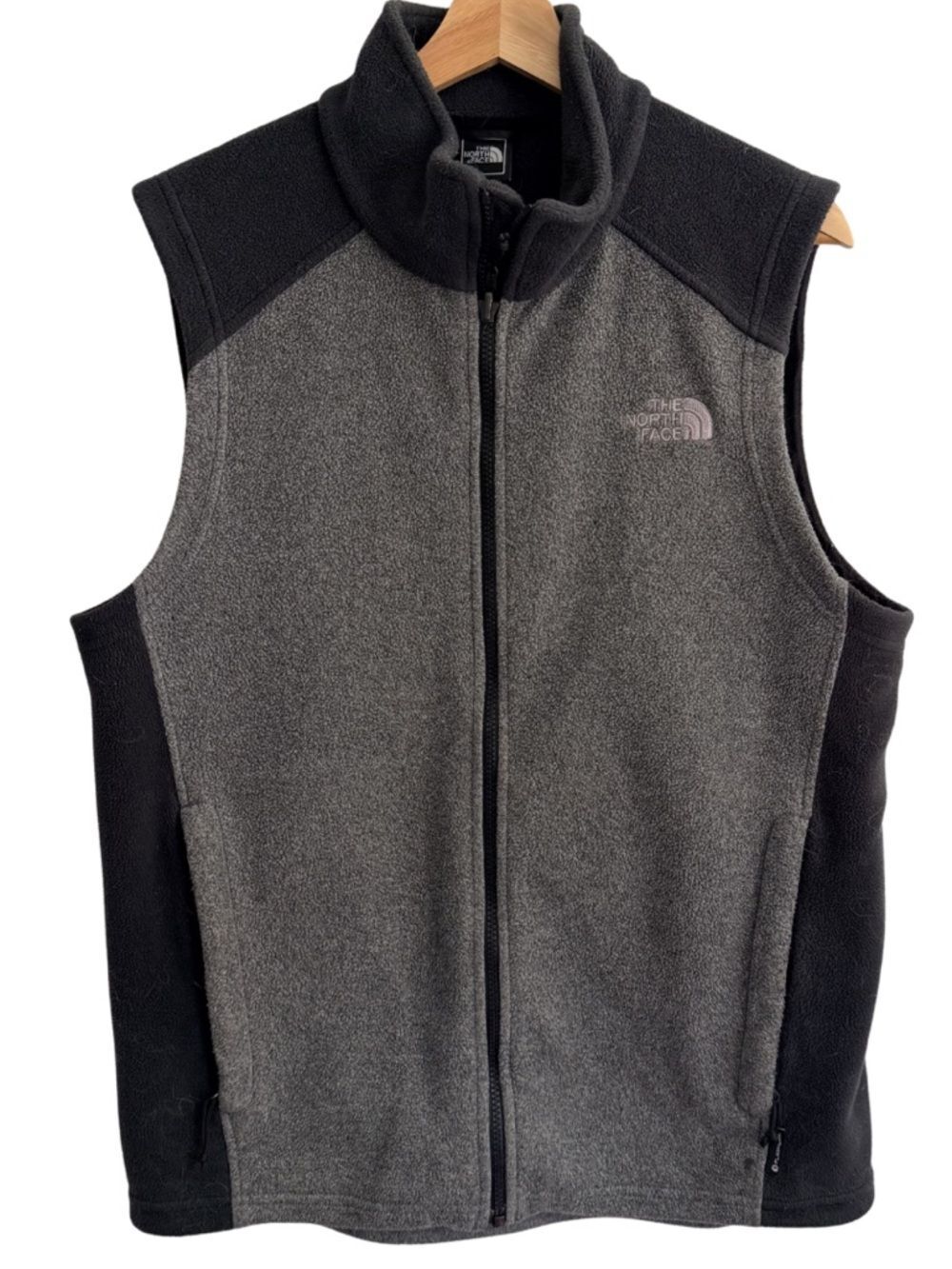 The North Face Fleece Vest Men's Medium Gray Black Full Zip Hiking Outdoor Zip